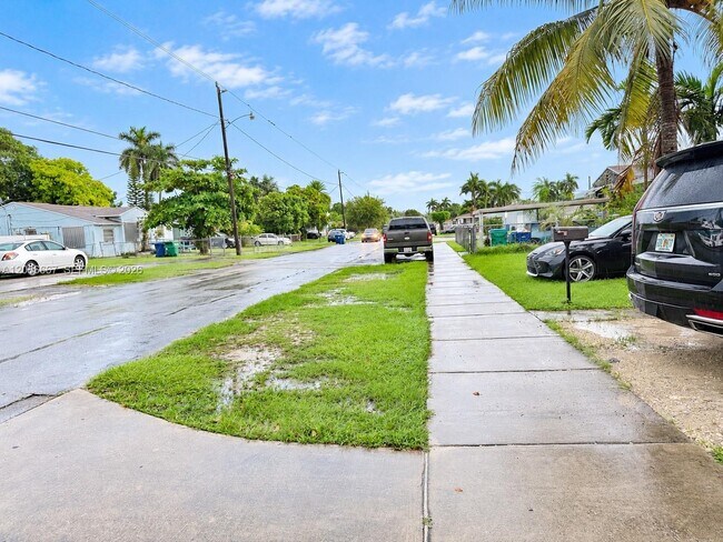 Building Photo - 9260 Little River Blvd