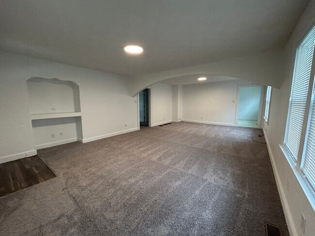 Building Photo - 2 Bedroom 1 Bath House W/ Large Front Porch