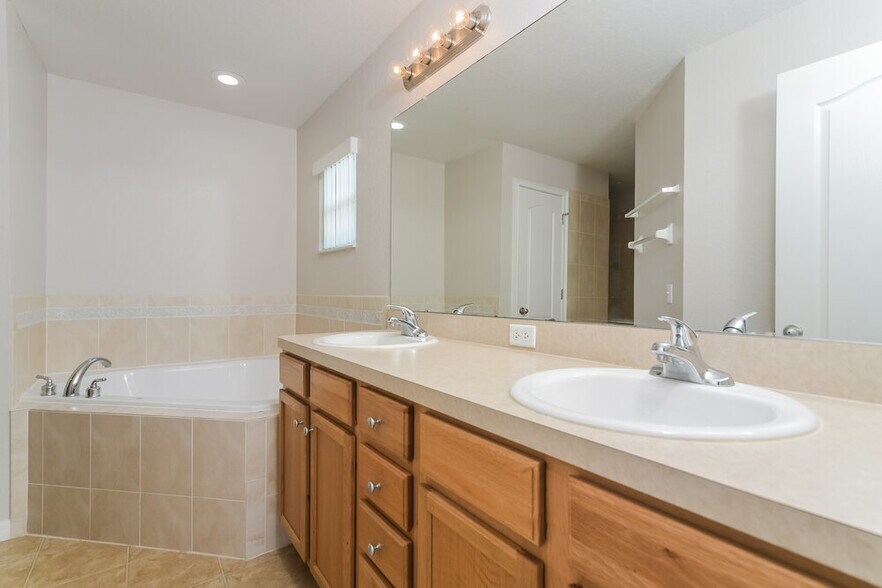Building Photo - 8364 Greystone Dr