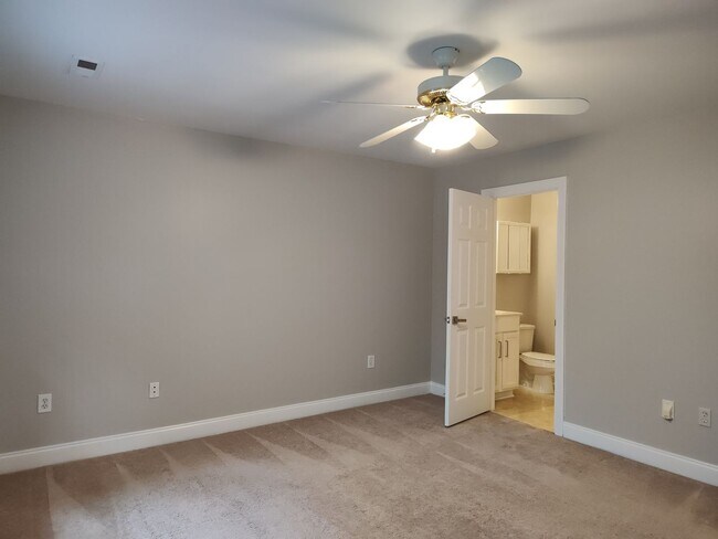 Building Photo - Move in ready Townhome in Morrison Place!