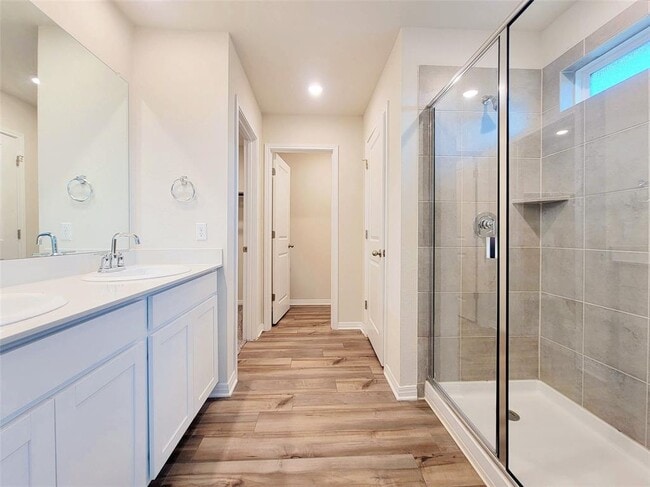 Building Photo - 120 Longmount Cv