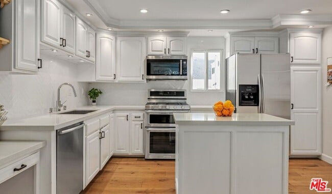 Primary Photo - 17219 Palisades Cir