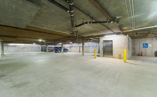 Building Photo - Incredible spacious and bright condo in gr...