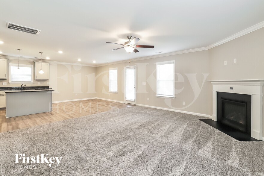 Building Photo - 824 Sage Hl Dr