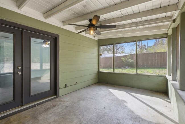 Building Photo - 2402 Little John Ln