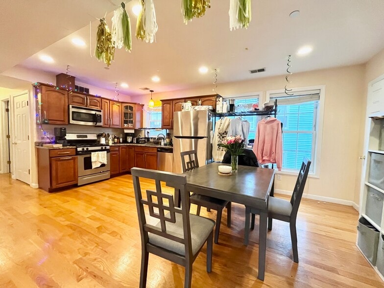 Building Photo - 207 Hillside St