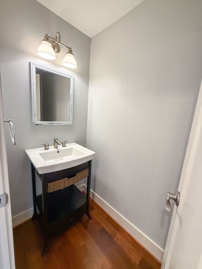 Building Photo - 3Bd/2.5Ba Seattle Townhouse