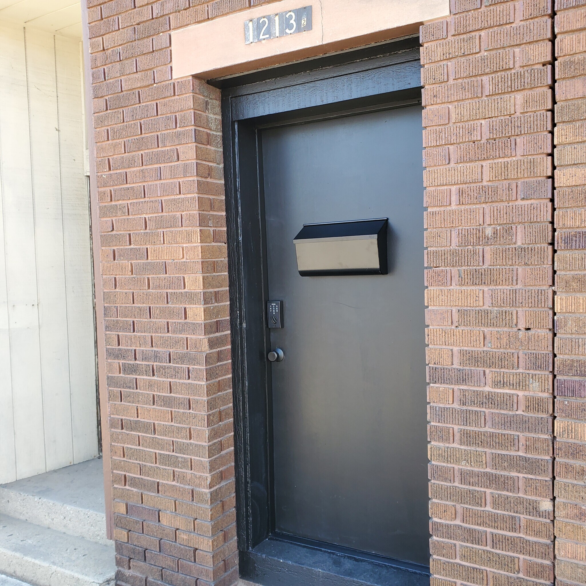 Private Entrance From Wells St - 1213 N Wells St