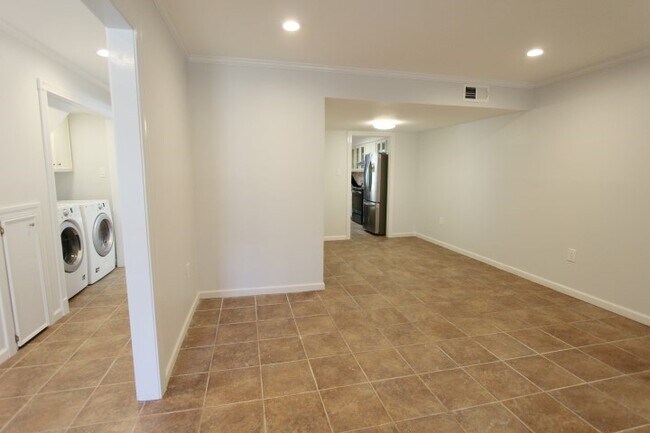 Building Photo - 6511 Kenyon Ln