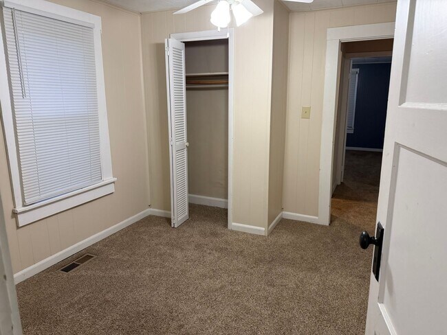 Building Photo - 2 Bedroom / 1 Bath Home Bristol, TN