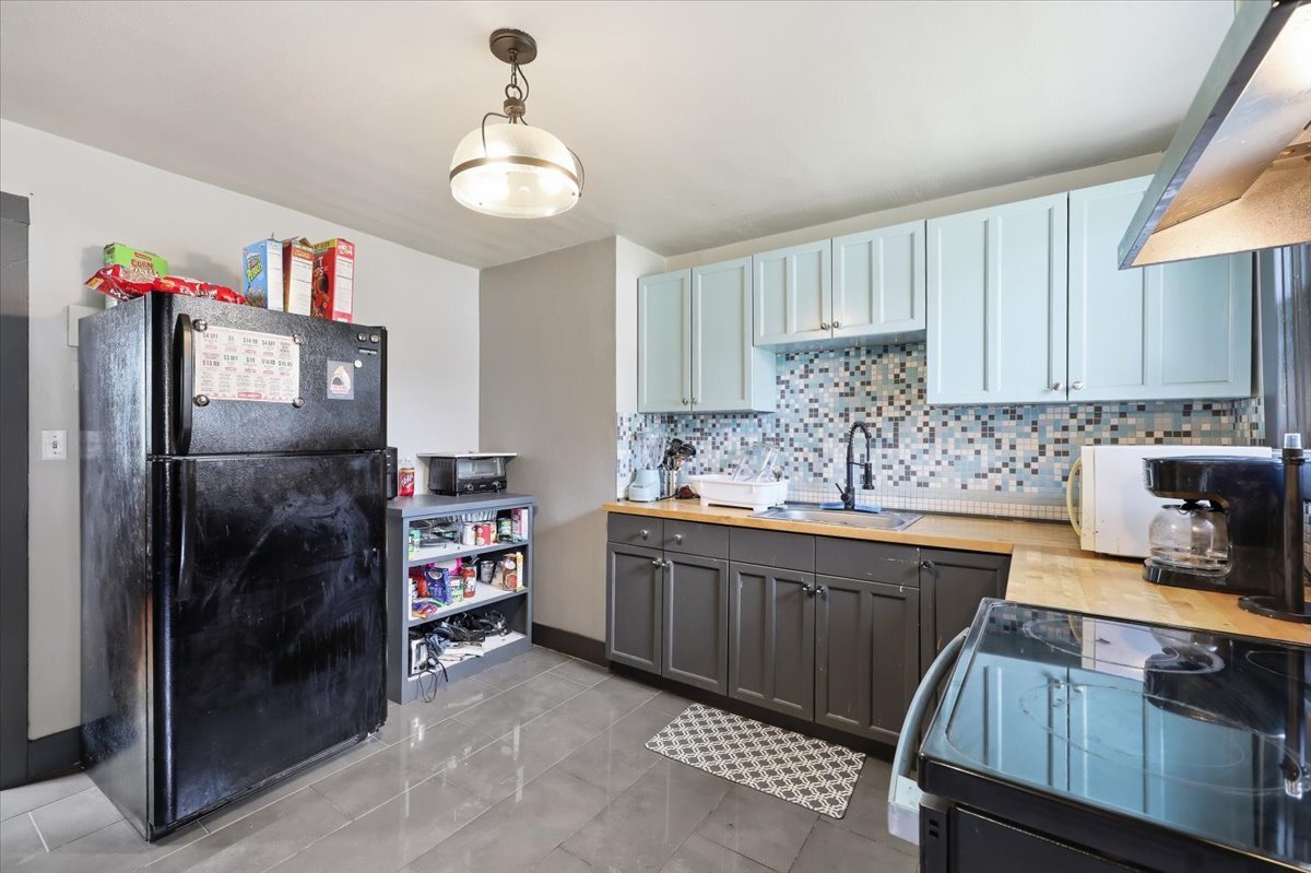 Lots of space in this kitchen - 420 W Shannon Ave