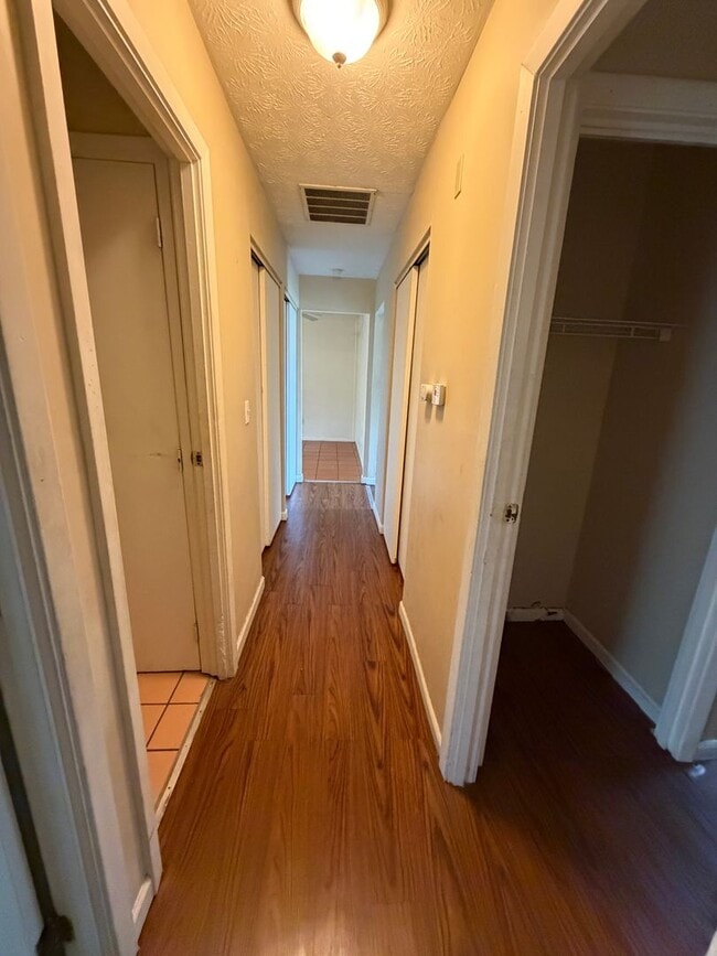 Building Photo - Large 3 bedroom 1 bath