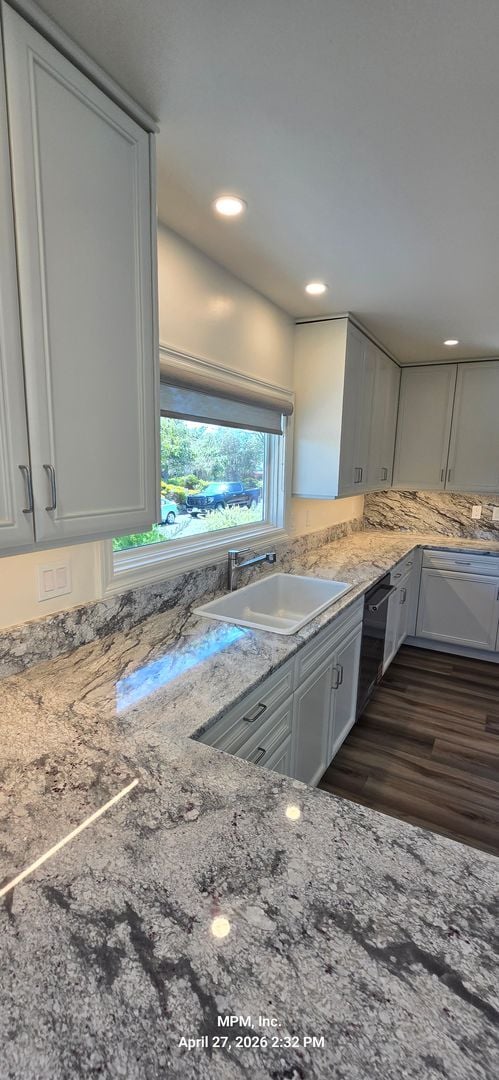 Building Photo - large custom home with peek a boo ocean views
