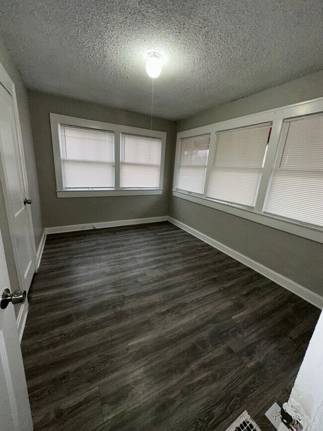 Building Photo - 3 bedrooms 1 Full bathroom. The house is v...
