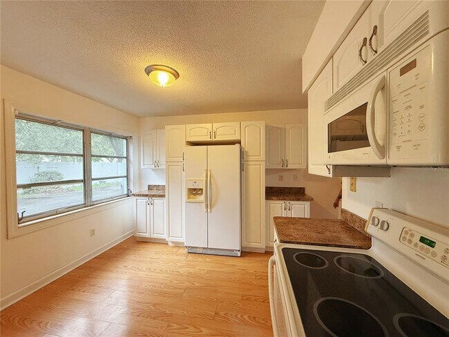 Building Photo - 825 N Primrose Dr