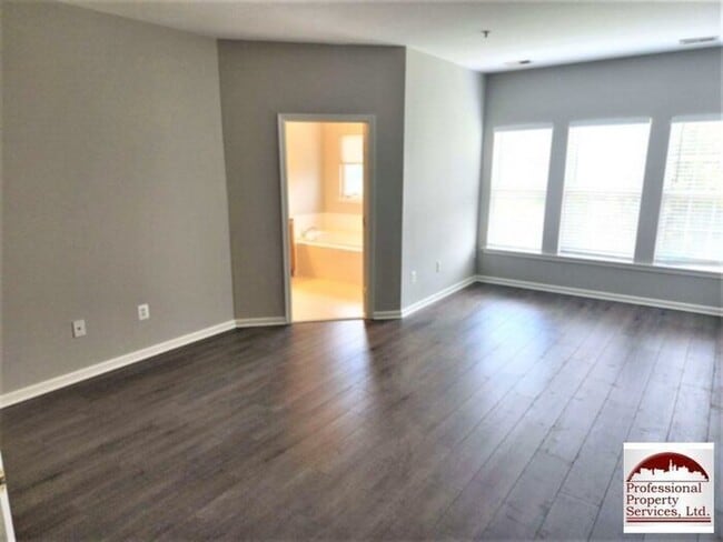 Building Photo - Luxury Townhome!