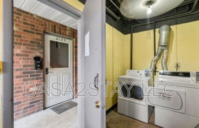 Building Photo - 2105 St Johns Pl
