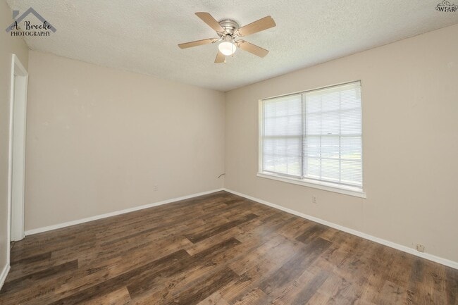 Building Photo - 1118 Crescent Ln