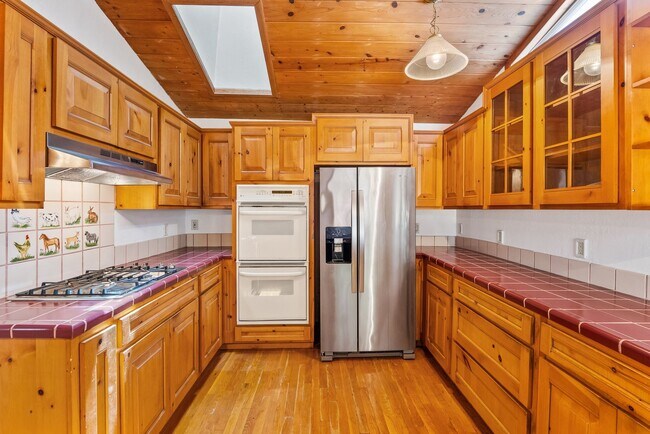 Building Photo - 475 Riverview Dr