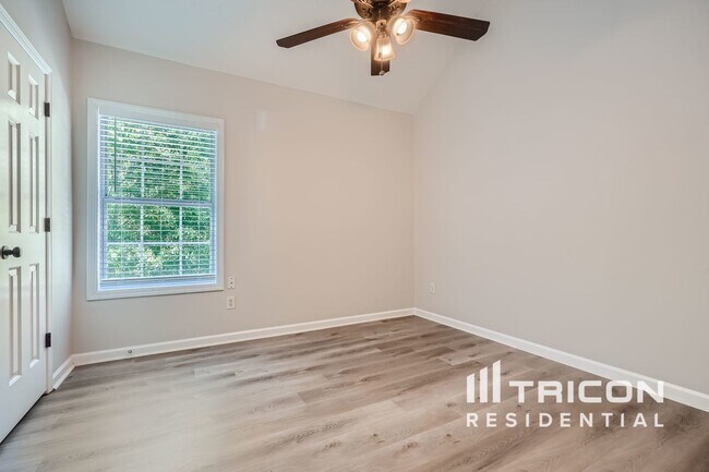 Building Photo - 713 Forestglen Dr