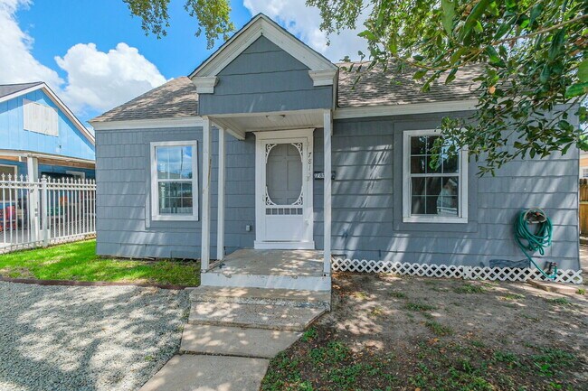 Building Photo - Charming Front Unit