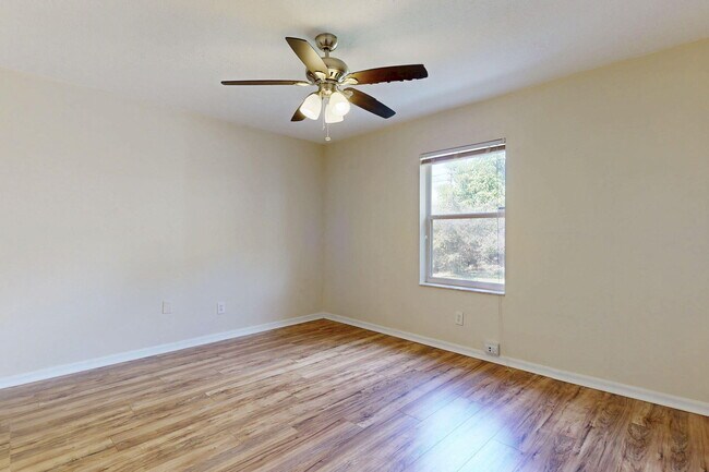 Building Photo - 967 SE Browning Ave