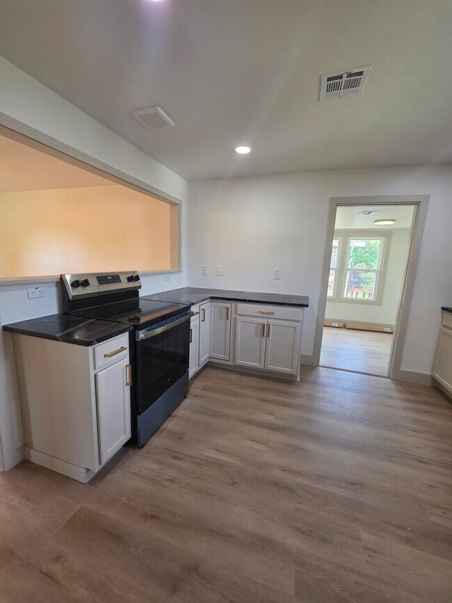 Building Photo - Gorgeous 3 bedroom 1 bath Duplex on street level (separate studio located below).