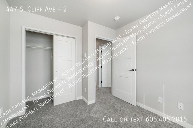 Building Photo - 447 S Cliff Ave