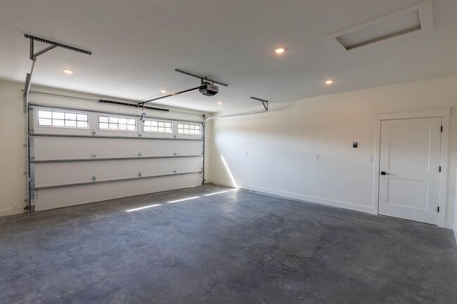 Building Photo - New Construction 4bd/3ba Townhouse