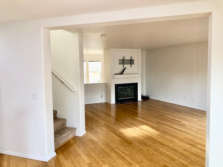 Family room with Gas fireplace - 1552 SE Ripplewood Ave