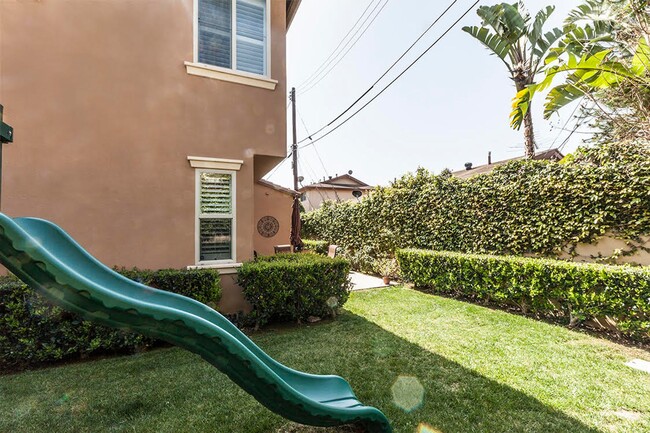 Building Photo - Large 3 Bed 2.5 Bath Home Available In Eas...