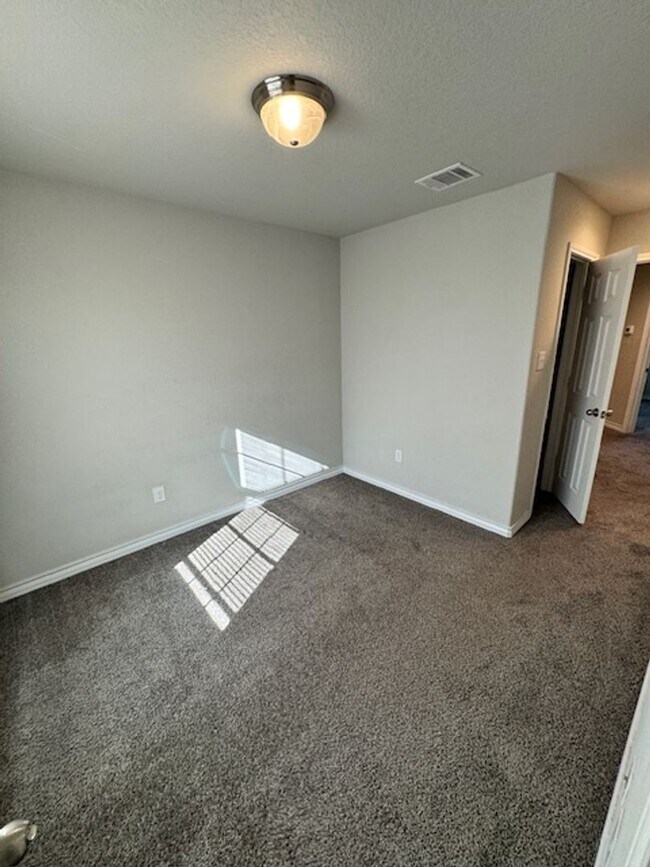 Building Photo - Elegant Townhome Ready for Move In - 3 BR 2.5 Bath - NE San Antonio (in Selma)