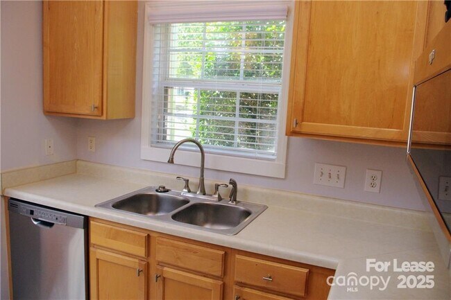 Building Photo - 917 Shearer St