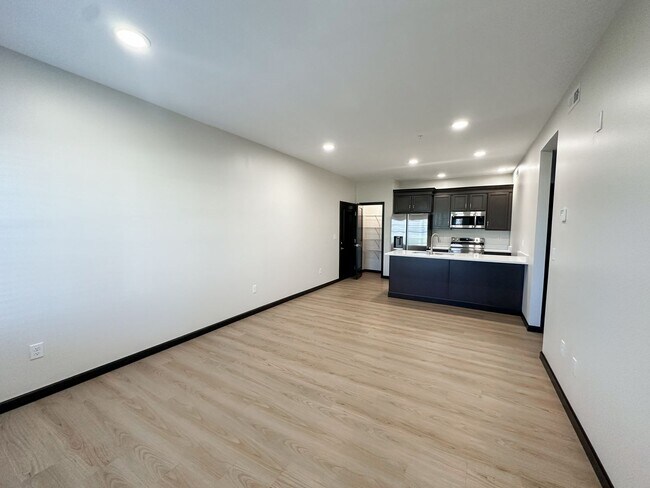 Building Photo - New! Beautiful 1 Bed, 1 Bath Apartment in ...
