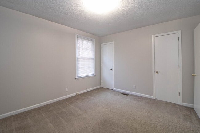 Building Photo - 814-B Golfview Pl