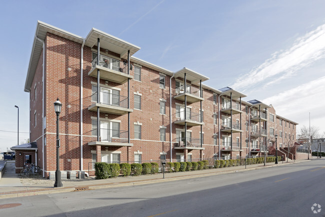 Building Photo - 202 Race