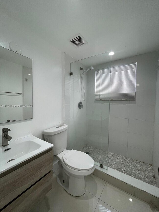 Building Photo - 552 NE 61st St