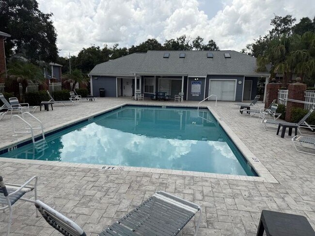 Building Photo - Convenient 2/2 Orlando Condo – Water & Garbage Included!