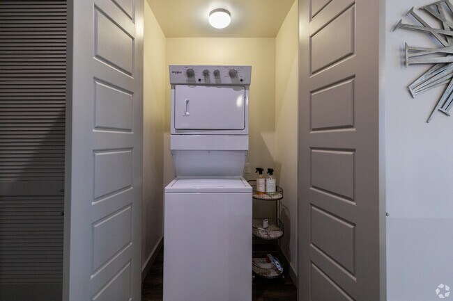 Building Photo - Lease Now & Get 1 month Free!