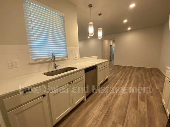 Building Photo - 8000 NW 110th Dr