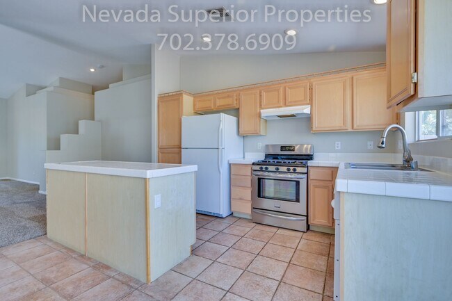 Building Photo - SE Single Story 3 Bedroom Home!!! Low Main...