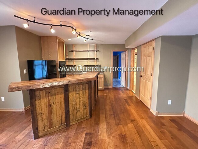 Building Photo - Minnetonka Home, 3 Car Garage, Large Primary, Updated Kitchen, Patio