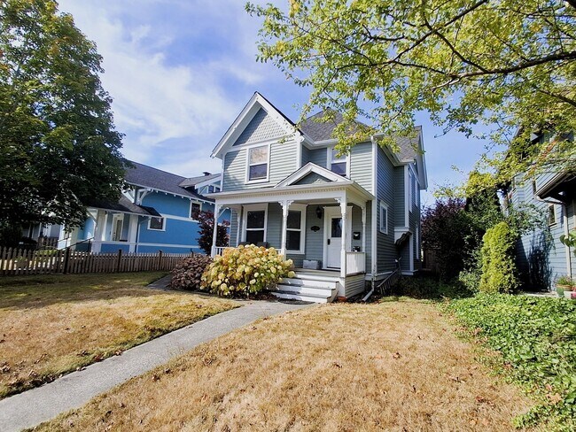 Building Photo - 2321 Elm St