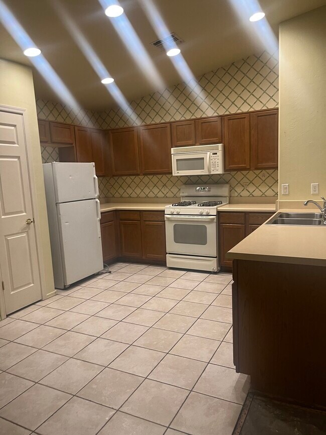 Building Photo - HOUSE FOR RENT