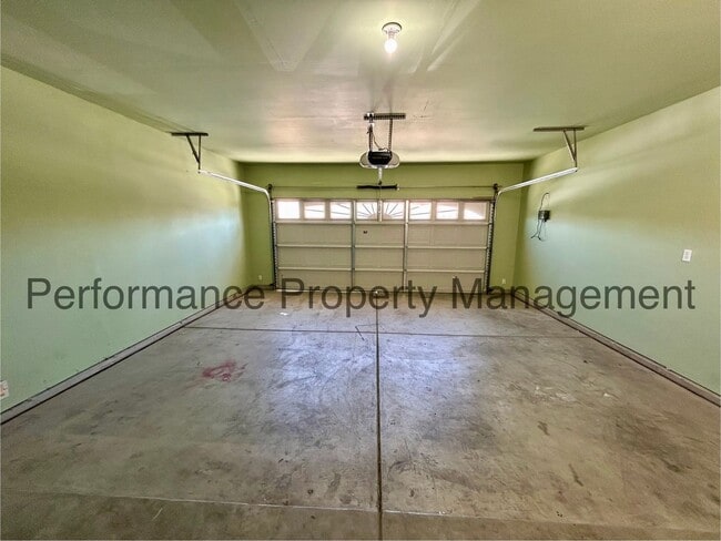 Building Photo - Stunning 5 Bed/3 Bath NW Bakersfield Home ...