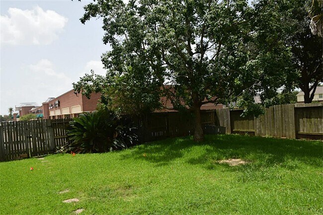 Building Photo - 4718 Sunshine Dr