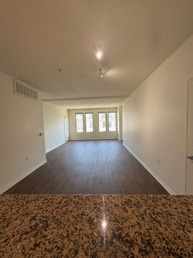 Building Photo - Amazing Downtown Unit Available For Rent!!!
