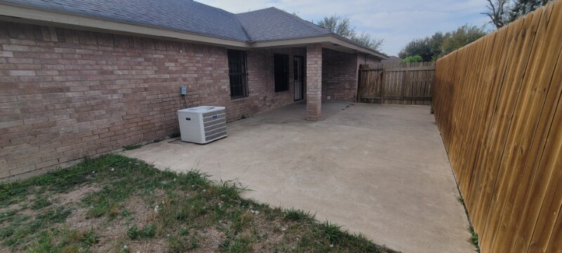 Building Photo - 1900 Lark Ave