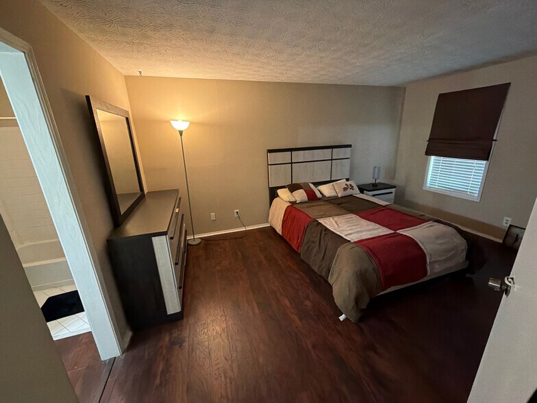 Building Photo - Room in Condo on Brockett Pl