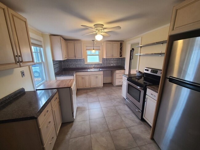 Building Photo - 2 Bedroom Single-Family Home